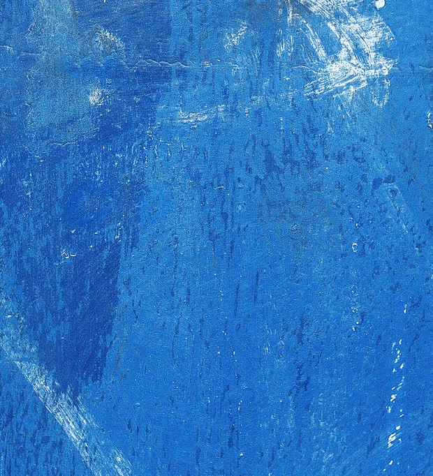 Eine blau gestrichene Wand, sonst nichts
